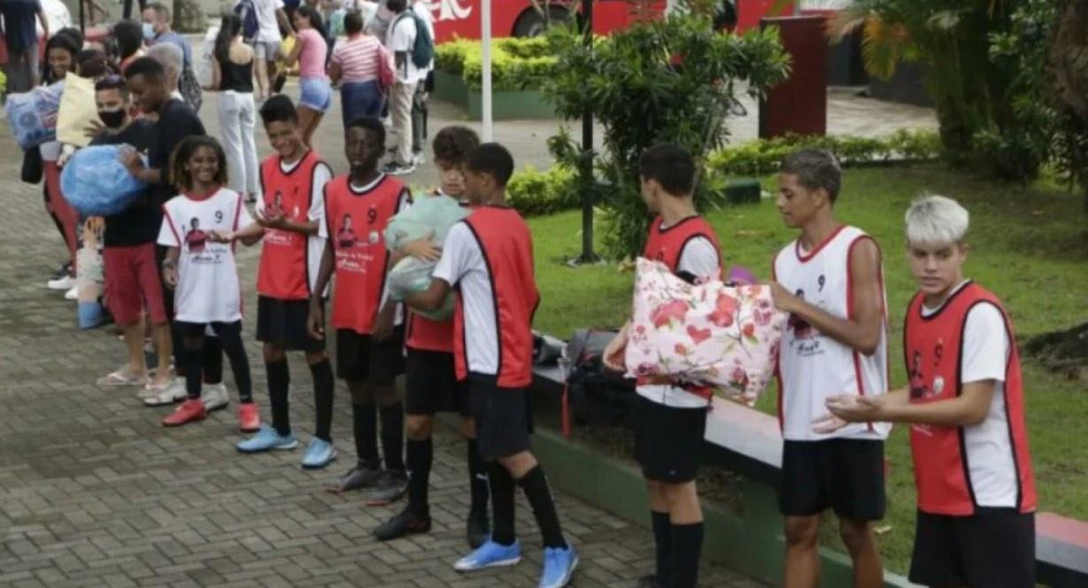 Flamengo envia seis toneladas de suprimentos para vítimas da chuva em Petrópolis