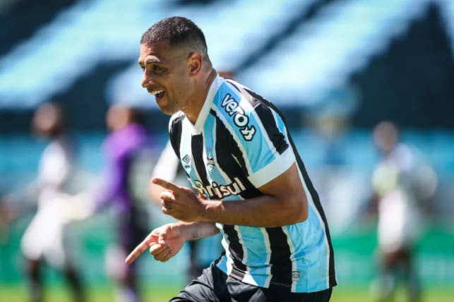 Conseguimos fazer tudo o que treinamos, Diego Souza celebra vitória do Grêmio