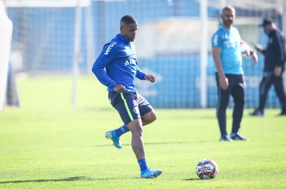 Douglas Costa faz 1° treino 100 integrado ao elenco, e se aproxima de estreia no Grêmio