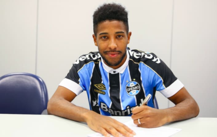 Grêmio negocia novo contrato com lateral e meia-atacante