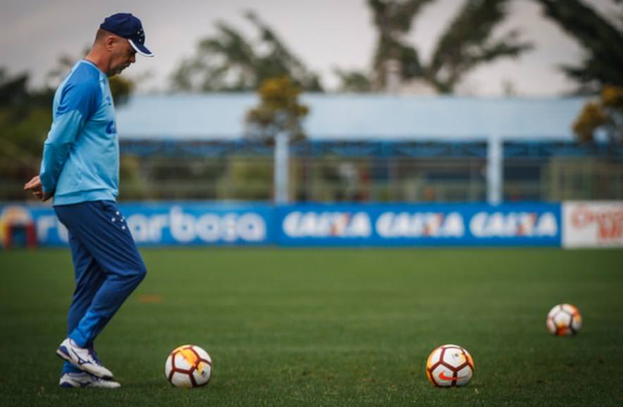 Mano não confirma equipe, mas garante que Sassá está nos planos para domingo