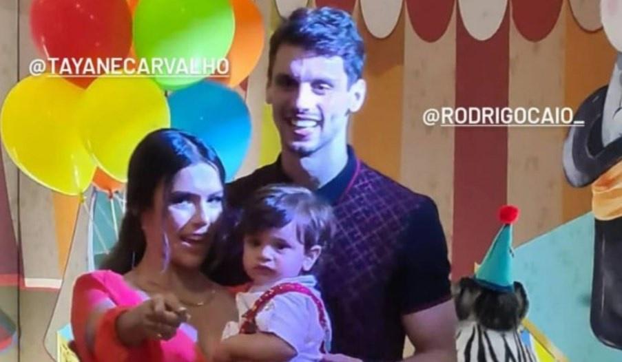 Em recuperação de infecção no joelho, Rodrigo Caio, do Flamengo, faz festão para comemorar 1 ano do filho