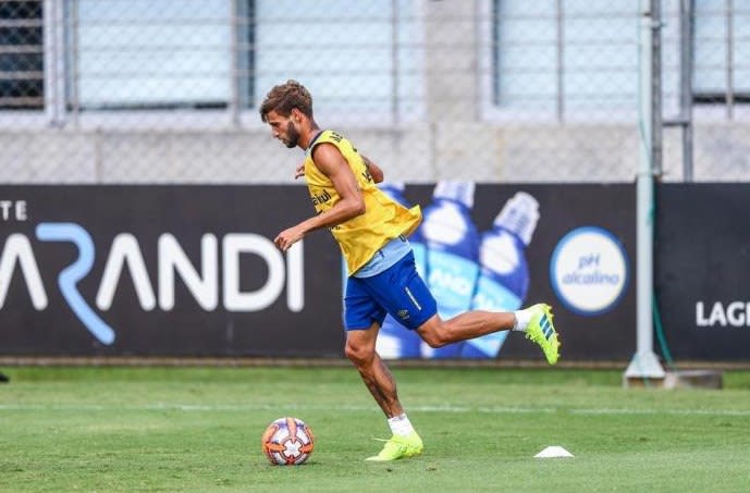 Sem Cortez, Grêmio pede aval do Corinthians para poder escalar Juninho Capixaba