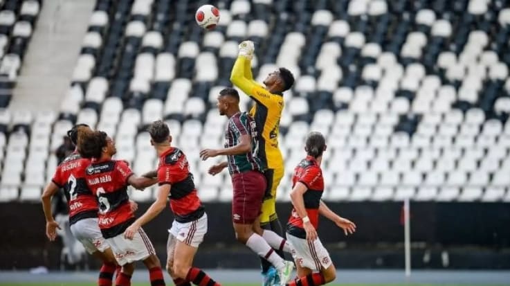 Opinião: O Flamengo precisa de zagueiros e um goleiro. A zaga dá calafrios