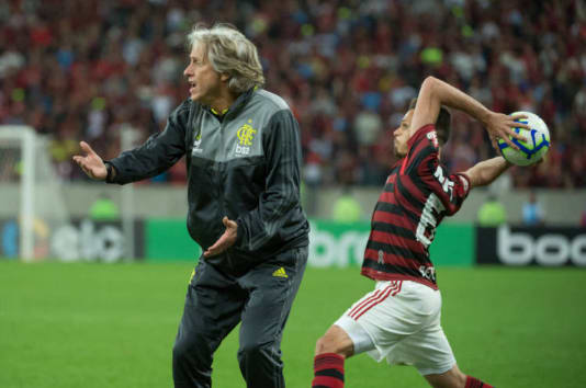 Flamengo, pressionado, visita o Emelec na Libertadores