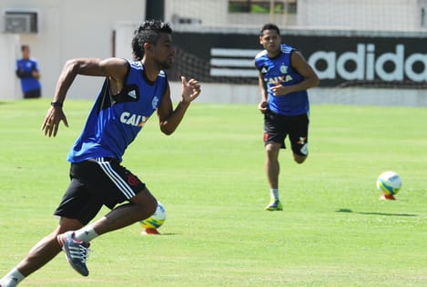 Jayme separa atletas e observa time principal do Flamengo em treino