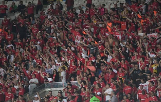 Torcedores do Inter entraram em confronto com policiais no Maracanã