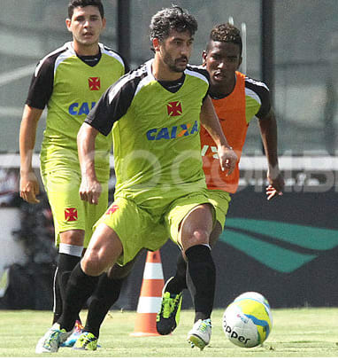 Adilson confirma Douglas como titular contra o Flamengo