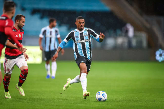 Sem nenhuma participação em gols, Douglas Costa só estava presente em metade dos jogos do Grêmio