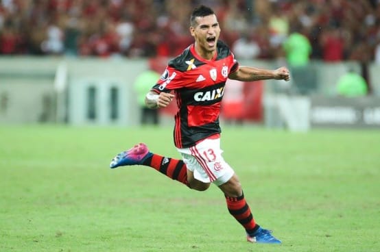Jornal peruano coloca Trauco, do Flamengo, na mira do Sevilla
