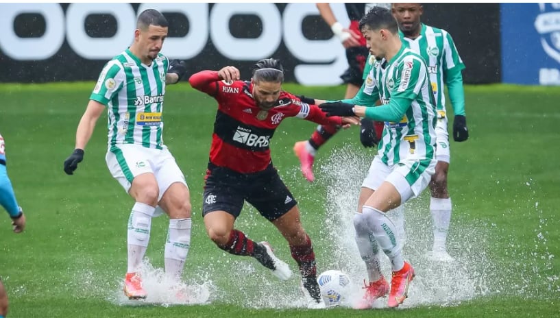 Com campo encharcado, Flamengo perde para o Juventude por 1 a 0