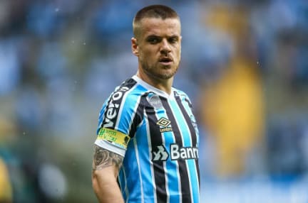 Corinthians avança em negociação e deve comprar Ramiro do Grêmio