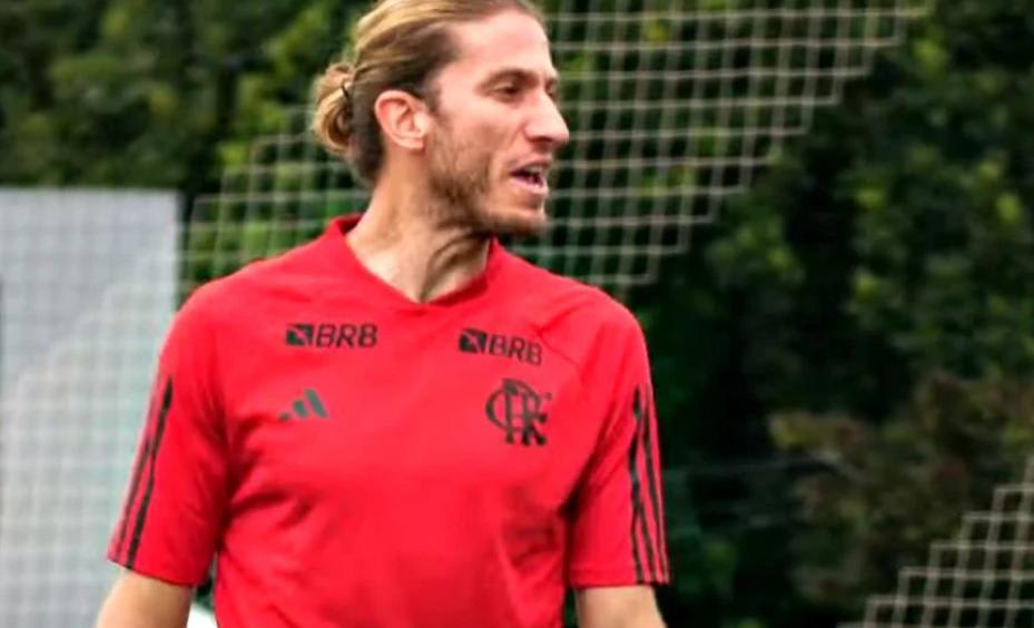 Filipe Luís conquista primeiro título como técnico sub-17 do Flamengo e emociona-se.