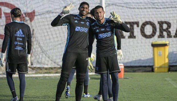 Baixa de Diego Alves e má fase de Hugo fazem Ceni estudar Gabriel Batista no gol