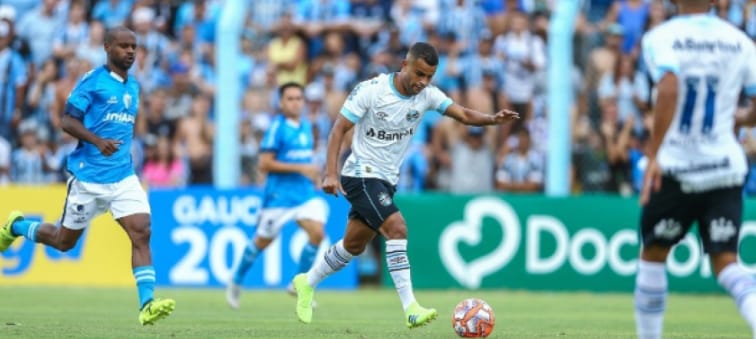 Definição de time titular do Grêmio tem dúvida no lado direito do meio-campo