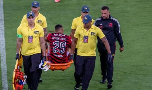 Victor Hugo acorda com dores após choque de cabeça e passará por exames no Flamengo