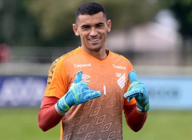 Flamengo e Athletico-PR discutem detalhes finais para definir destino do goleiro