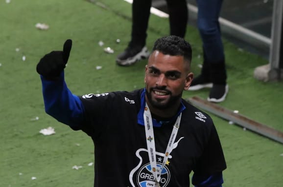 Maicon fala sobre problemas físicos e revela projeto para ser treinador do Grêmio