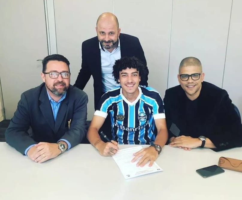 Grêmio renova contrato com joia no radar de gigantes europeus