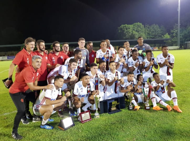 Garotos do Ninho celebram a conquista do título internacional na Itália