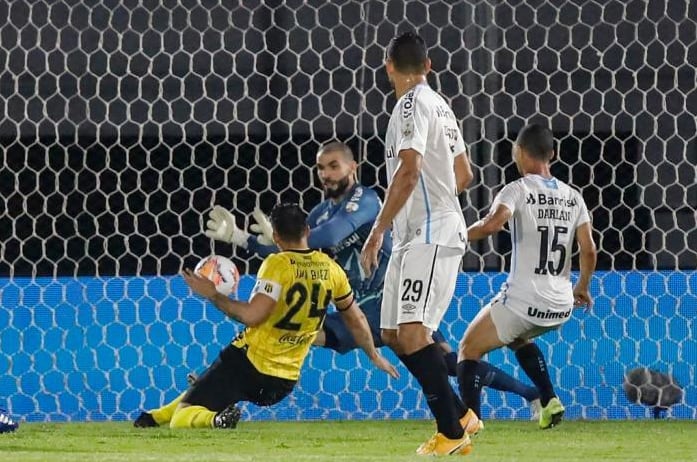 Além das defesas difíceis: Vanderlei acompanha bom momento do Grêmio e completa três jogos sem sofrer gols