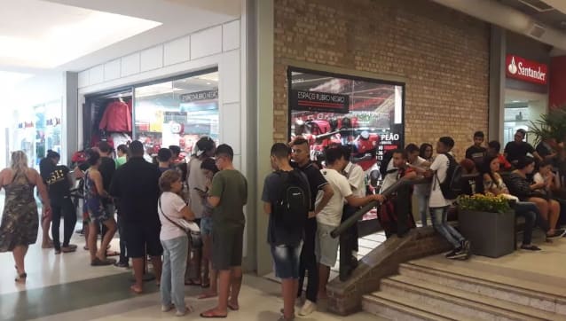 Rubro-negros formam filas por ingressos do jogo de adeus a Julio Cesar