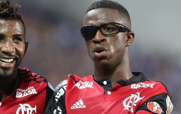 Vinicius Jr. relembra comemoração de gol pelo Flamengo na Liberta e leva rubro-negros à loucura