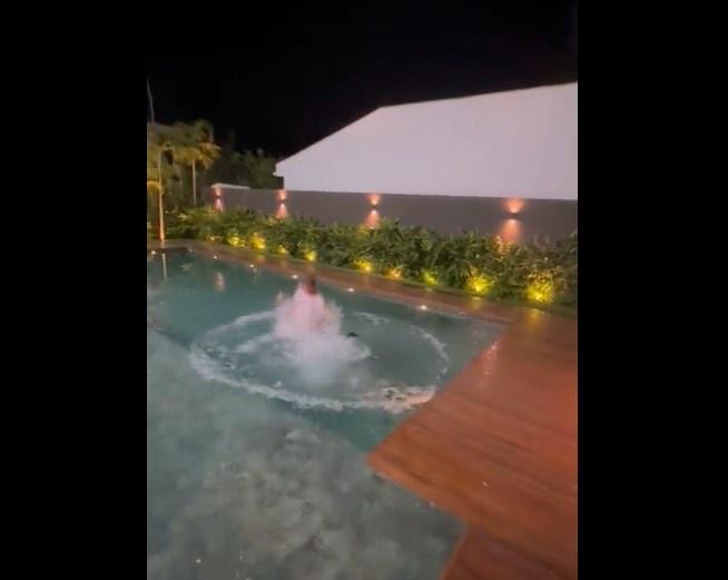 Vídeo: Com fogos de artifício e pulo mortal em piscina, Thiago Maia comemora classificação do Flamengo