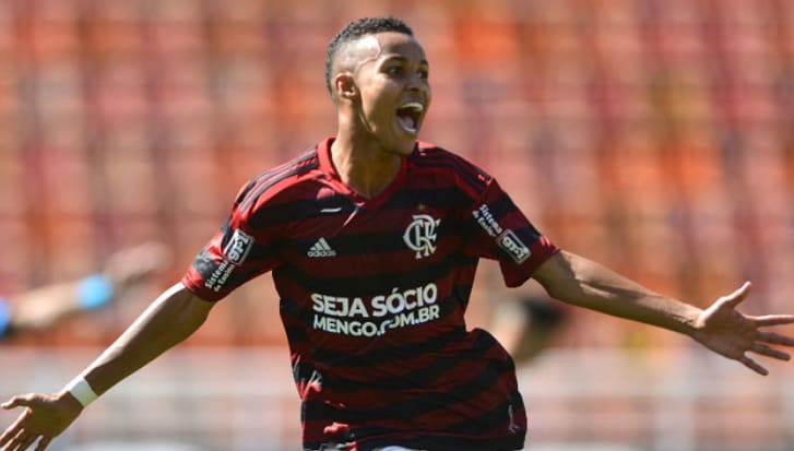 Herói do Mundial, Lázaro participa de treino entre os profissionais do Flamengo