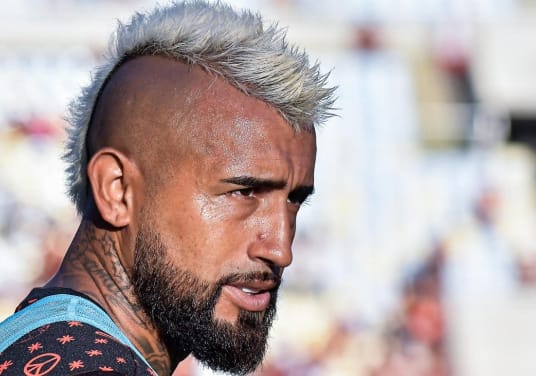 Vidal é multado no Flamengo por indisciplina após polêmica no Carioca