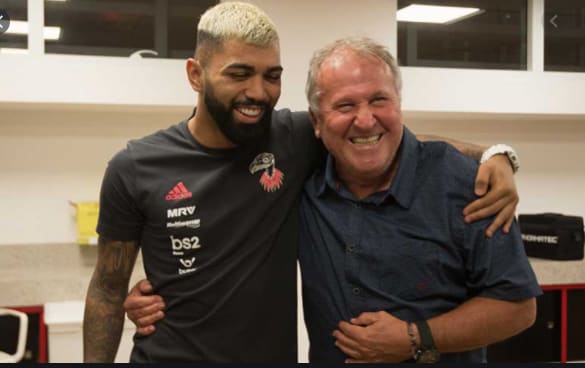 Gabigol presenteia Zico com troféu e camisa da vitória do Flamengo na Libertadores