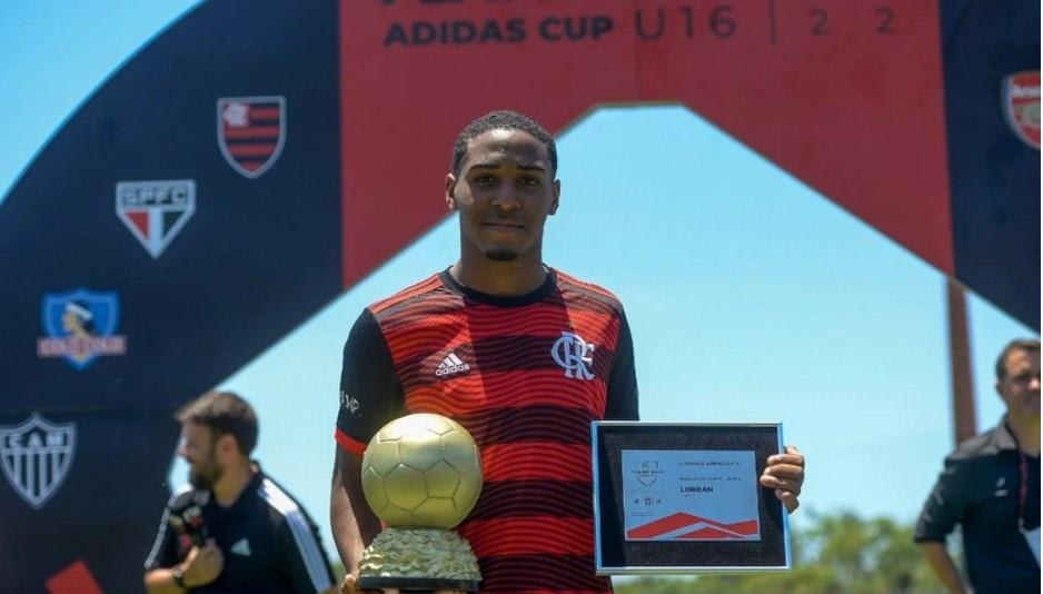 Flamengo renova contrato de joia da base até dezembro de 2025