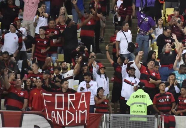 Torcida do Flamengo hostiliza dirigentes e não dá trégua a Hugo, que é abraçado pelo grupo e se emociona