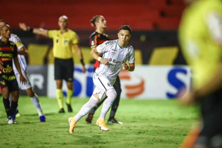 Pepê encerra jejum, supera gols de 2019 e vira esperança do Grêmio por vaga na final