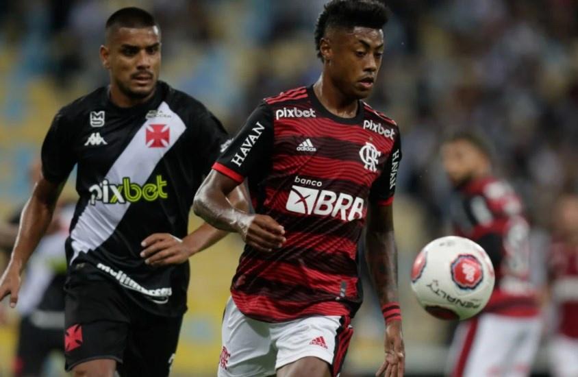 Bruno Henrique tranquiliza torcedores do Flamengo após luxação no ombro