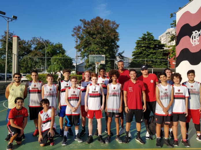 [BASQUETE] Atletas do FlaBasquete visitam a Escola de Esportes Sempre Flamengo