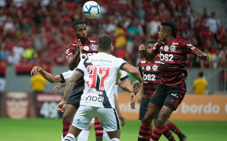 Diego Alves defende dois pênaltis, Flamengo goleia o Vasco e sobe para vice-liderança do Brasileirão