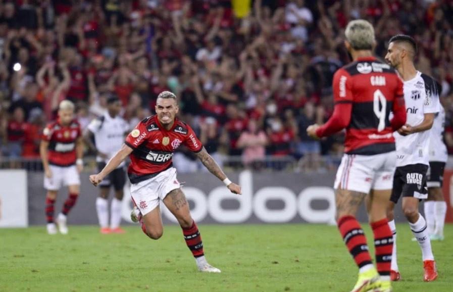 Desempenho de Matheuzinho contra o Ceará ilustra ano consistente do lateral pelo Flamengo em 2021