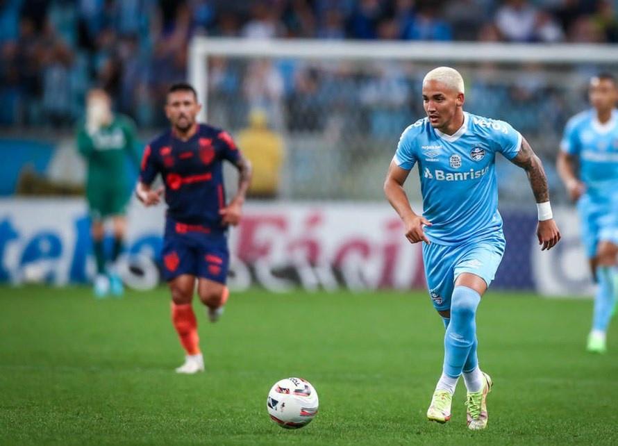 Feliz em poder voltar a fazer o que mais gosto: Jhonata Robert volta a vestir camisa do Grêmio