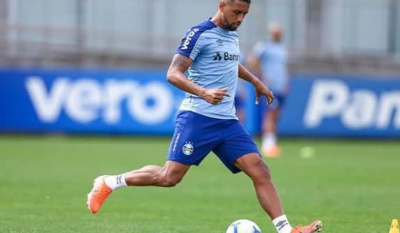 Recuperado, Michel treina em busca de novas oportunidades no Grêmio