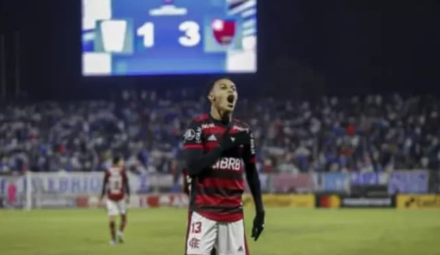 Lázaro celebra momento lindo ao chegar a nove participações em gols pelo Flamengo no ano