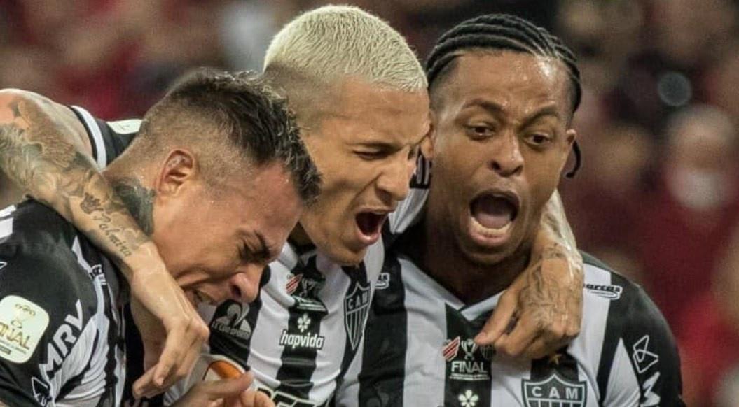 “Está cavando para ser dispensado e ir jogar no Fla”; atleticanos colocam medalhão do Galo no Flamengo após eliminação na Libertadores