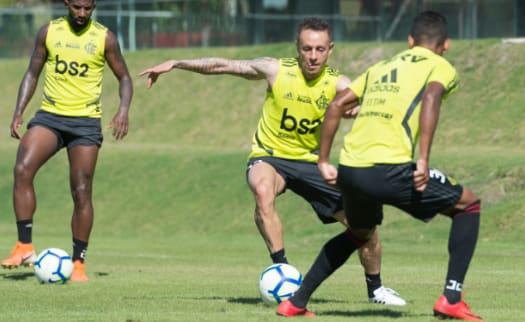 Rafinha treina entre titulares do Flamengo e deve estrear contra o Athletico Paranaense, pela Copa do Brasil