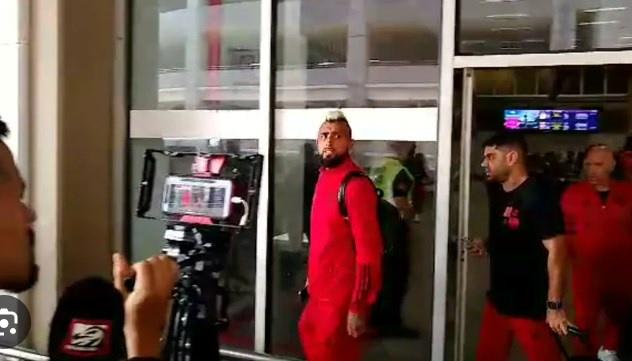 Torcedor do Flamengo protesta, e volante Vidal responde com encarada