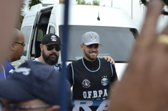 Vizeu chega para assinar com o Grêmio, é recebido com festa e promete gols à torcida