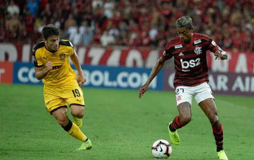 Flamengo cria pouco, leva gol no fim e sofre primeira derrota na Libertadores