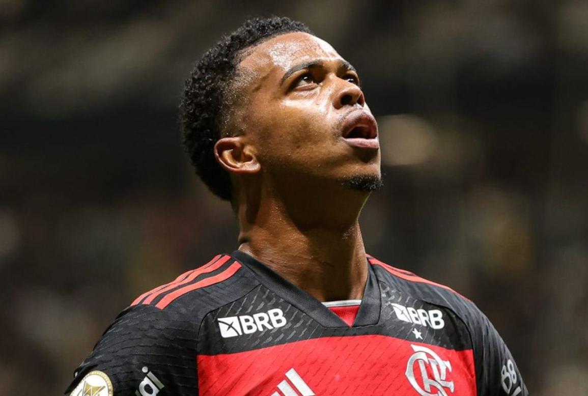 Saída de Carlinhos do Flamengo definida após especulações sobre futuro do atacante