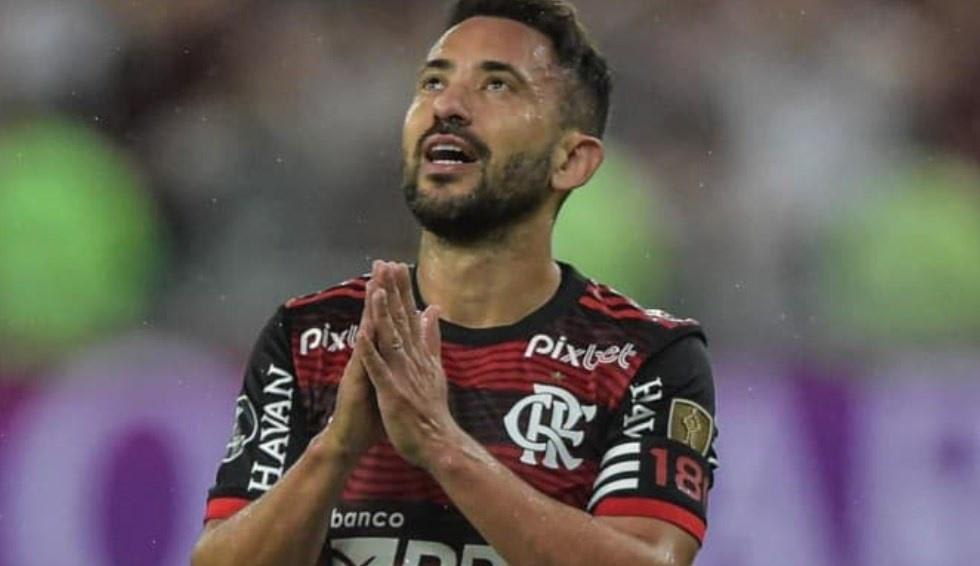 Vai sair? Everton Ribeiro recebe proposta milionária para deixar o Flamengo e Braz é comunicado sobre futuro do meia-atacante