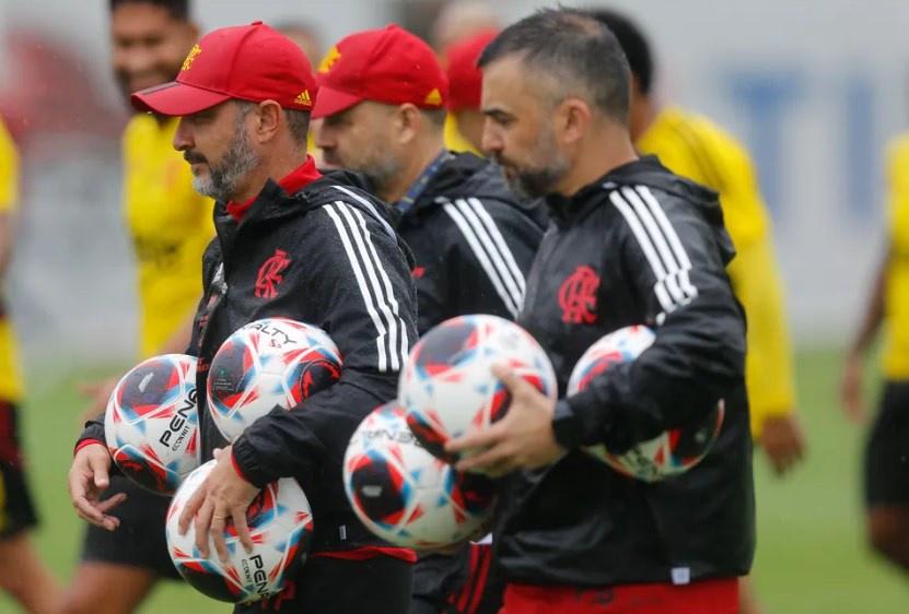 Vítor Pereira, comissão e elenco fazem churrasco de confraternização ao lado do CT do Flamengo