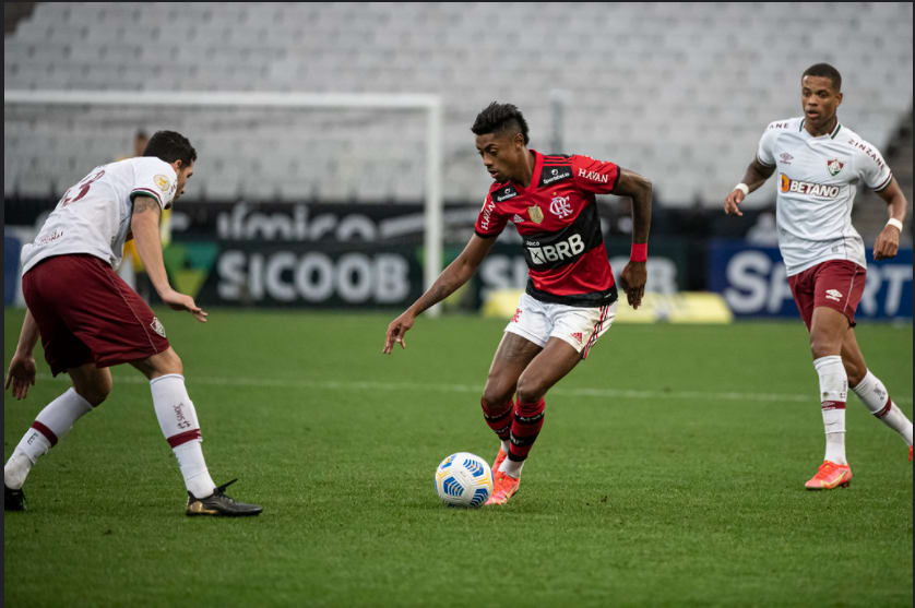 Flamengo desperdiça chances e perde clássico para o Fluminense